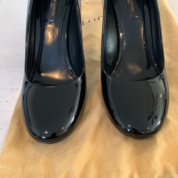Loius Vuitton black leather pumps with round toe and signature hardware. Size 38 - Picture 4 of 16